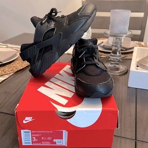 Boys Black Huarache Sneakers